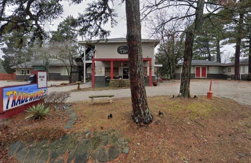 Eureka Springs Historic District Hotel | Jacuzzi Suite 204 at Tradewinds