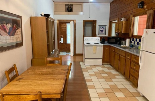 Eureka Springs Cabin | Jacuzzi Tub Secluded Cabin w/Pond Downtown 3 mi
