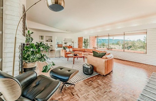 West Sedona House | Jacuzzi, Walk to Trails, Stunning Views, Mid-Century Modern,Pool