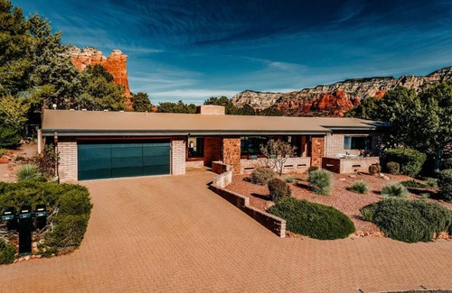 West Sedona House | Jacuzzi, Walk to Trails, Stunning Views, Mid-Century Modern,Pool