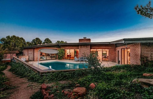 West Sedona House | Jacuzzi, Walk to Trails, Stunning Views, Mid-Century Modern,Pool