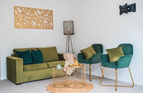 Arbury House | Jade 2Bed house sleeps 6, Dog Friendly, with garden and parking