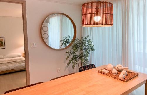 Suwon Apartment | JAJA Haenggung, SuwonㅣNext to Hwaseong FortressㅣCozy Korean VibeㅣComfortable & Well-keptㅣUp to 8 guestsㅣFree Parkingㅣ2-night minimumㅣLoved by many guests