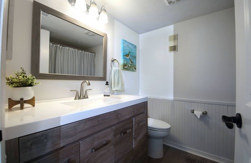Truckland Condo | JAK'S Hideaway Close to the Beach