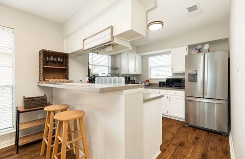 Jamaica Beach House | Jamaica Beach! Fishing light, kayaks, pool access!