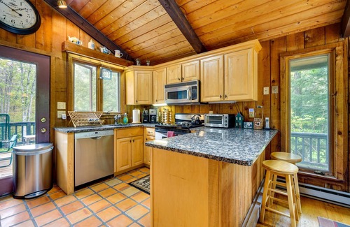 Jamaica House | Jamaica Vacation Home w/Deck: 8 Mi to Skiing!
