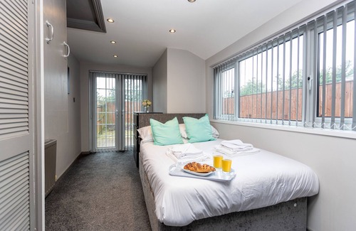 Middlesbrough House | JAMES COOK ACCOMMODATION – WITH OFF-ROAD PARKING