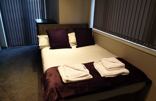 Middlesbrough House | JAMES COOK ACCOMMODATION – WITH OFF-ROAD PARKING