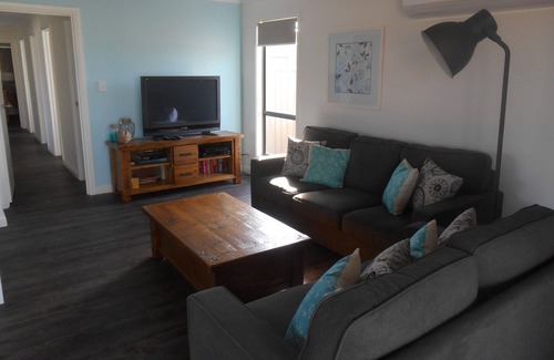Dalrymple House | Jameson's Run ~ walking distance to beach ~ Free Wifi