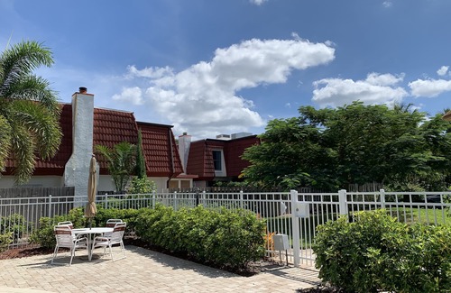Iona House | Jan 2026 Special Save 10%! Spacious 3BR/3B Townhouse Near Sanibel & FMB