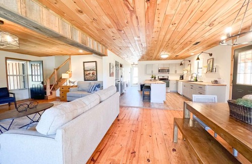 Newnata Cabin | Jane's Bend~ ON Sylamore Creek with Kayaks