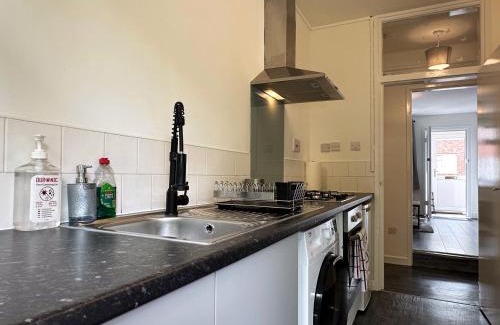 Coventry Apartment | Jane's Place in Coventry - 2 Double Beds, 1 Sofa Bed, Ideal for Families