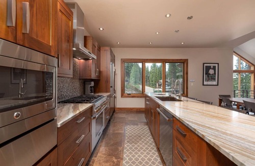 Winter Park House | Jane's Ski Chalet | Luxury Mountain Mansion | Sleeps 17 | Modern Decor | Private Hot Tub