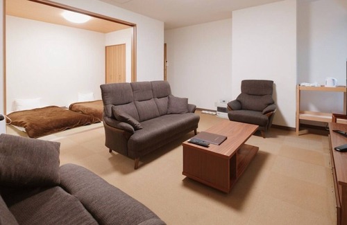 Yamanakako House | JapaneseWestern style family room with attached b / Minamitsuru-gun Yamanashi