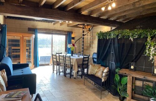 Les Roches-l'Eveque House | Jardin d'Ébène