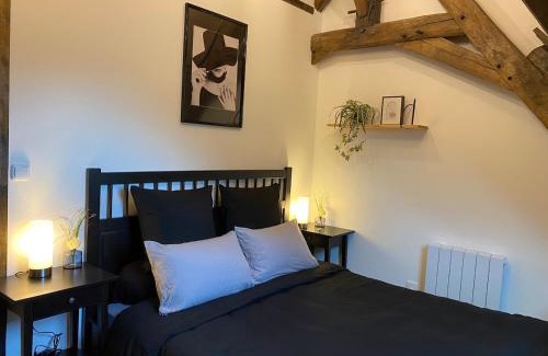 Les Roches-l'Eveque House | Jardin d'Ébène