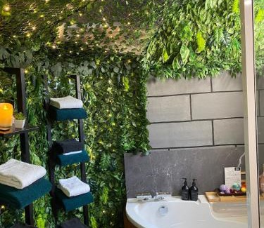 Les Roches-l'Eveque House | Jardin d'Ébène