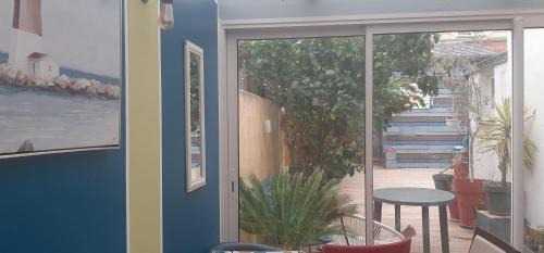 Bollee Bed & Breakfast | Jardin de plantes centre-ville résidential Botanical garden residential down-town