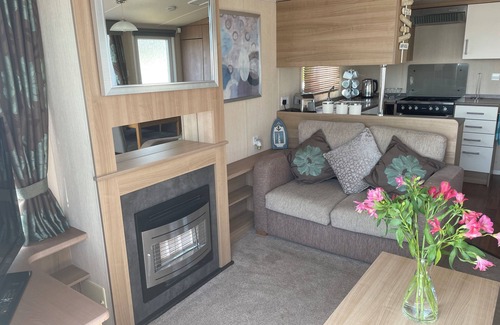 Hamworthy House | Jasmine 2-bedroom dog-friendly caravan + sea view on Rockley Park, Poole Harbour