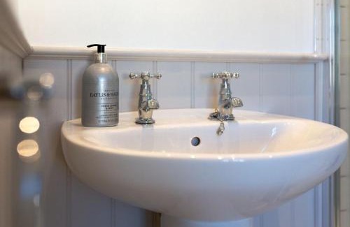 Bourton House | Jasmine Cottage - 2 Bedroom in Heart of Bourton!