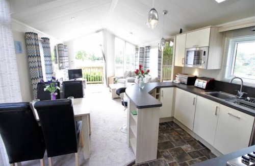 Lincoln Cottage | Jasmine Lodge - a lodge that sleeps 4 guests in 3 bedrooms