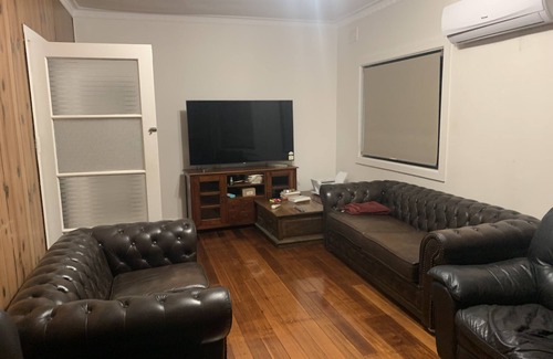 Reservoir House | Jasmine Room- 5 minutes walk to Edwards Lake