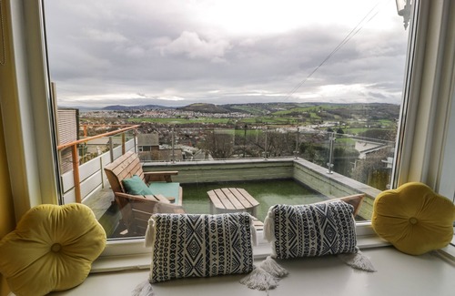 Penrhyn Bay Cottage | JASMINE VILLA, family friendly, with a garden in Llandudno