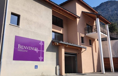 Jausiers Apartment | Jausiers: Cozy 2BR apt, indoor pool, terrace, garage - near ski, hiking & more!