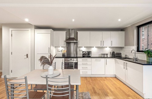 Leicester City Centre Apartment | JDY’s Homely Stays, Easy access to everything from this centrally located place.