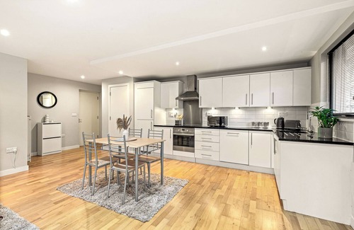 Leicester City Centre Apartment | JDY’s Homely Stays, Easy access to everything from this centrally located place.
