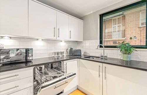 Leicester City Centre Apartment | JDY’s Homely Stays, Easy access to everything from this centrally located place.