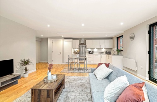 Leicester City Centre Apartment | JDY’s Homely Stays, Easy access to everything from this centrally located place.