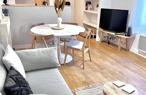 Chinon Apartment | Jeanne's apartment. 500 from the castle, in a quiet, green setting