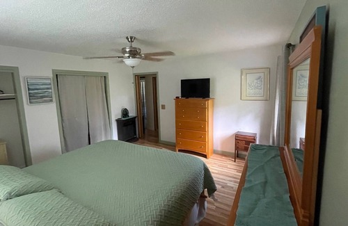 Mountain View House | Jeannie's Cottage walking distance to historic square,10 minutes to White River.