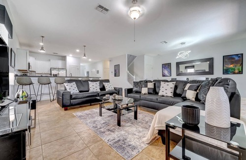 Davenport House | Jedi Hideout Sleeps 26 Resort Access Pool