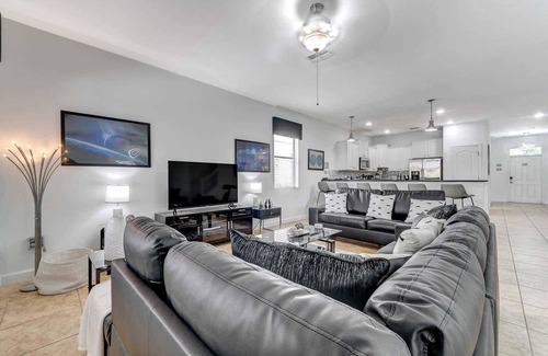 Davenport House | Jedi Hideout Sleeps 26 Resort Access Pool