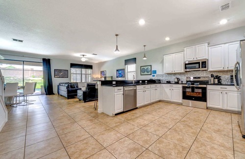 Davenport House | Jedi Hideout Sleeps 26 Resort Access Pool