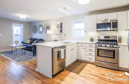 Jefferson Park House | Jeff Park Elegance Remodeled Walk to Stadium