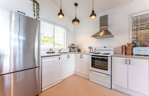 Surfdale House | Jellicoe Views - Surfdale Holiday Home
