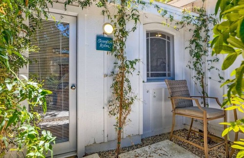Santa Barbara Apartment | Jennifer`s Cottage Room (dog friendly)