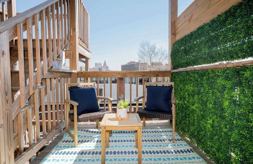 Federal Hill Apartment | Jennifer's Private City View Apartment Relaxing Deck