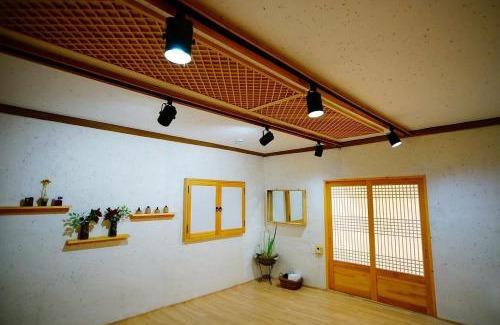 Jeonju House | Jeonjuhanogmaeul Geha GongganyiMei mi