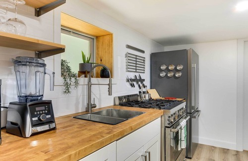 Jersey City Apartment | Jersey City Vacation Rental Near Light Rail!