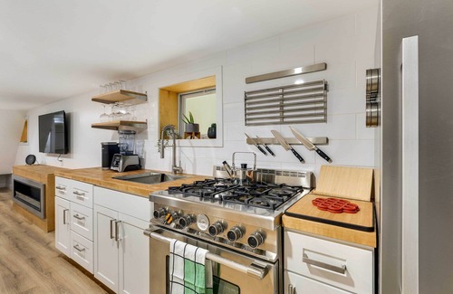 Jersey City Apartment | Jersey City Vacation Rental Near Light Rail!