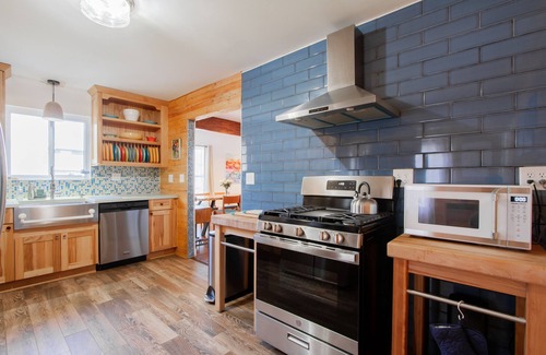 Highlands House | JerseyShoreHouse w/Retro Cabana PRIME location Walk2Beach NYCFerry, Restaurants