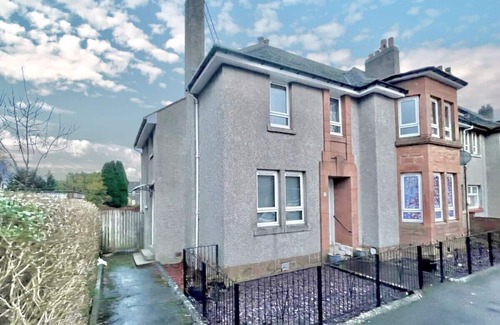 Renfrew Apartment | Jess View - This beautiful 3-bedroom apartment is an upper flat, with its own private entrance