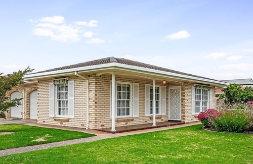 Brighton House | Jetty Road Retreat ~ Brighton - Charming 2-Bedroom Unit in Brighton
