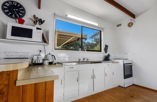 Nungurner House | Jetty View: Lorikeet Cabin - Feel a sense of nature in this rural environment