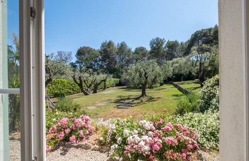 Roquefort-les-Pins Villa | Jewel of 280m² with Infinity Pool in Absolute Calm