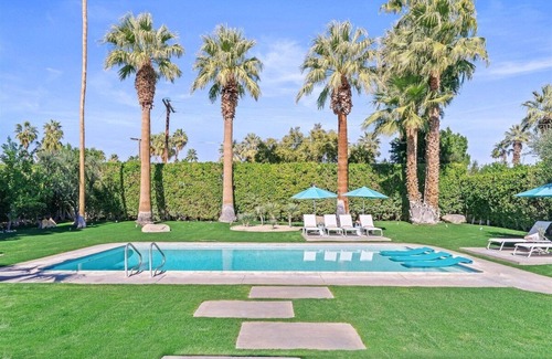 Sunmor House | Jewel of Palm Springs – Private Pool, Hot Tub, Huge Lawn & Mountain Views in Sunmor